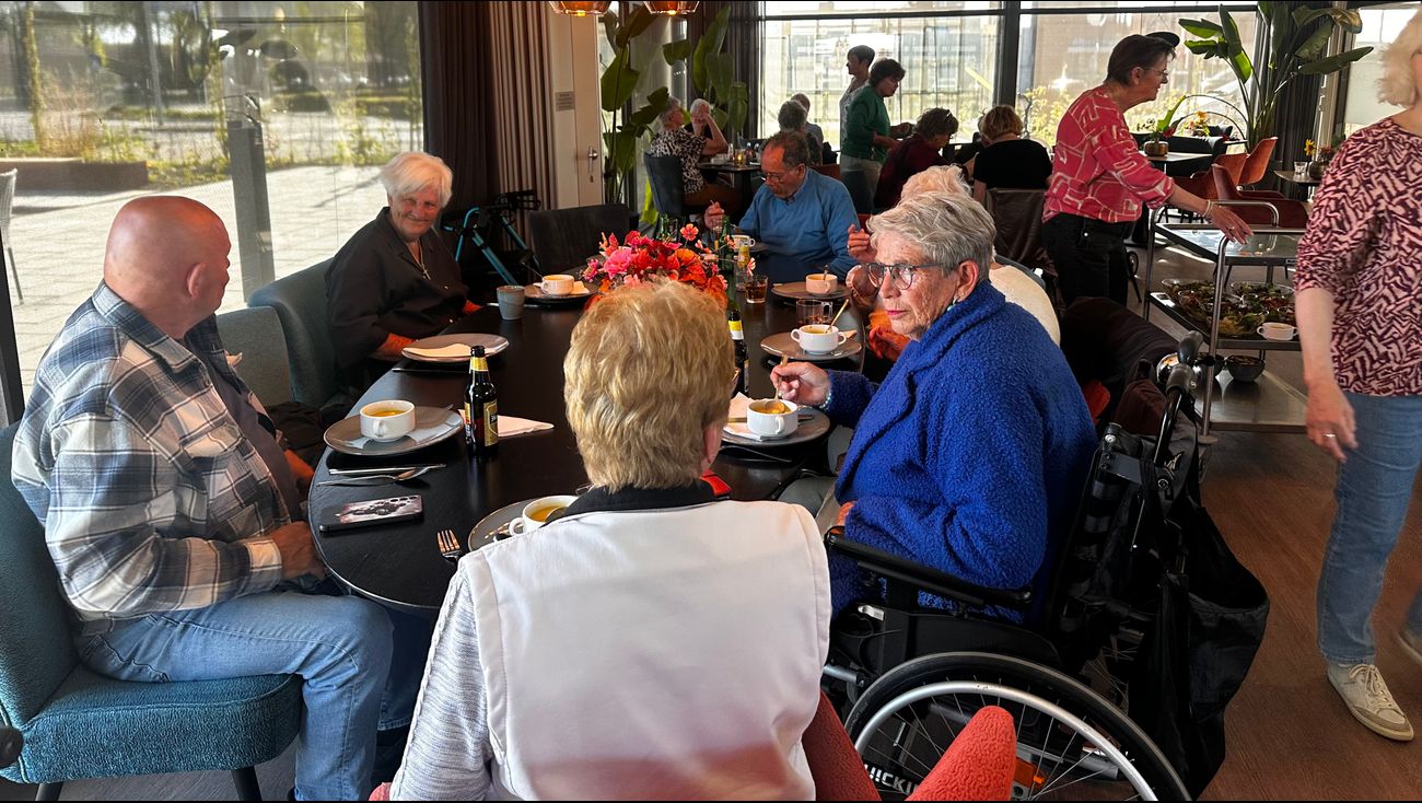 Buurtmaaltijden in Emmeloord helpen tegen eenzaamheid: ‘Veel gezelliger dan alleen thuis’