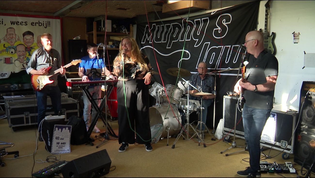 Nieuws - Coverband Murphy's Law viert 40-jarig jubileum met knalfeest