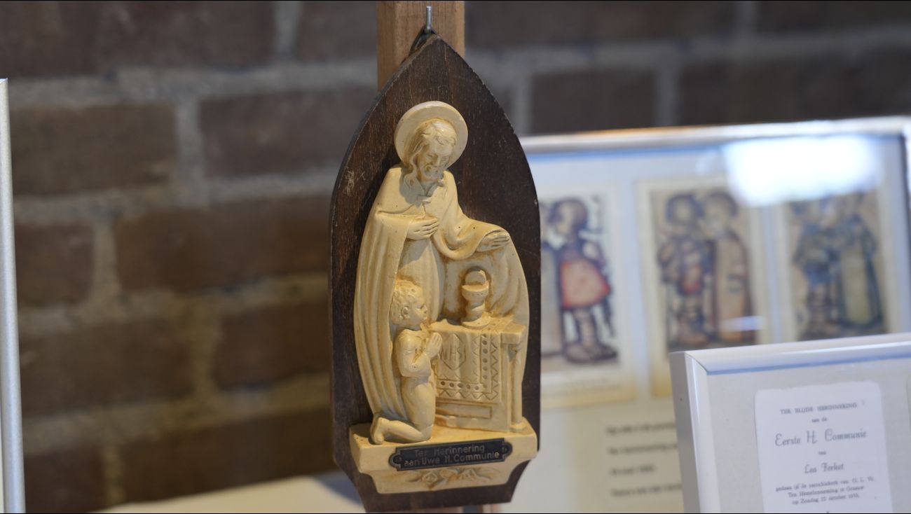 Van jezusbeeldje tot prentje uit 1888: expositie laat katholieke communiegeschiedenis herleven