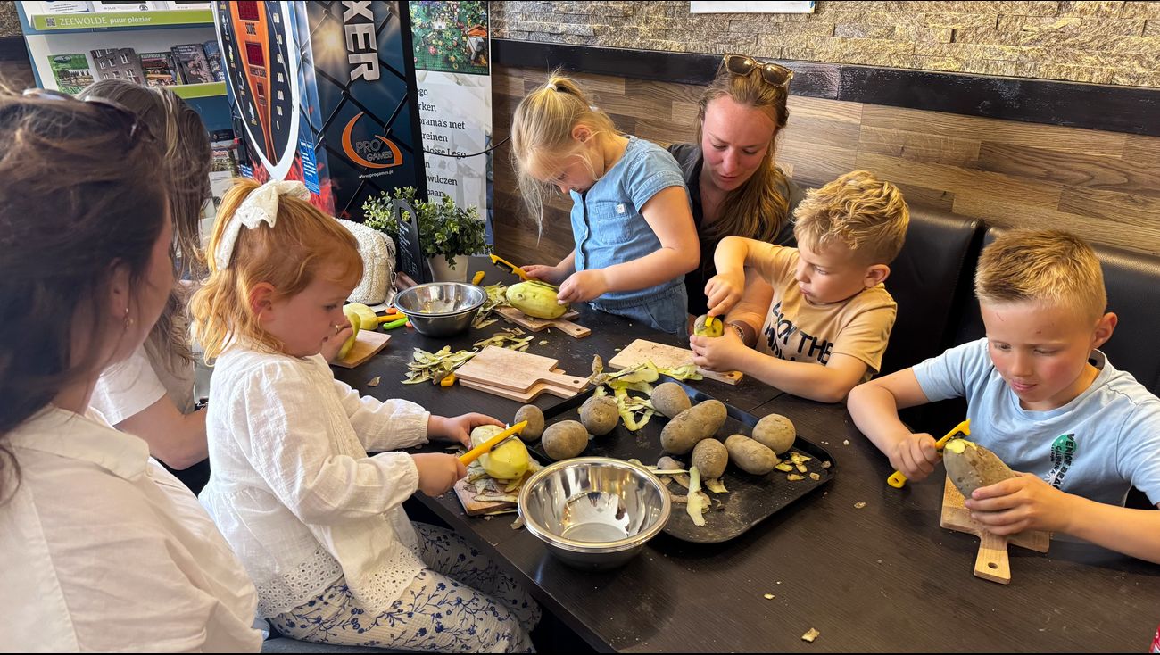 Kinderen schillen aardappelen tot friet in Zeewolde: 'Sommigen weten niet eens waar patat vandaan ko