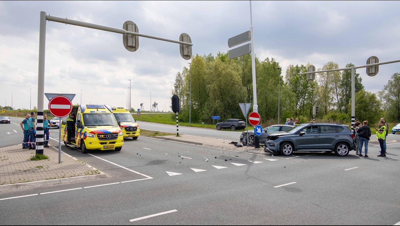 Nieuws - Harde botsing op kruispunt Almere Poort