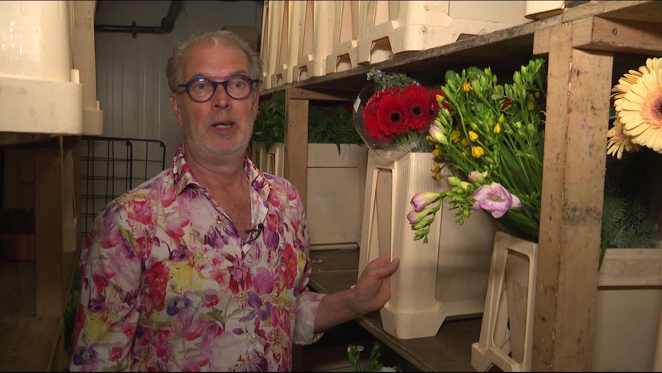 'Heel eervol werk': bloemist druk met kransen voor dodenherdenking