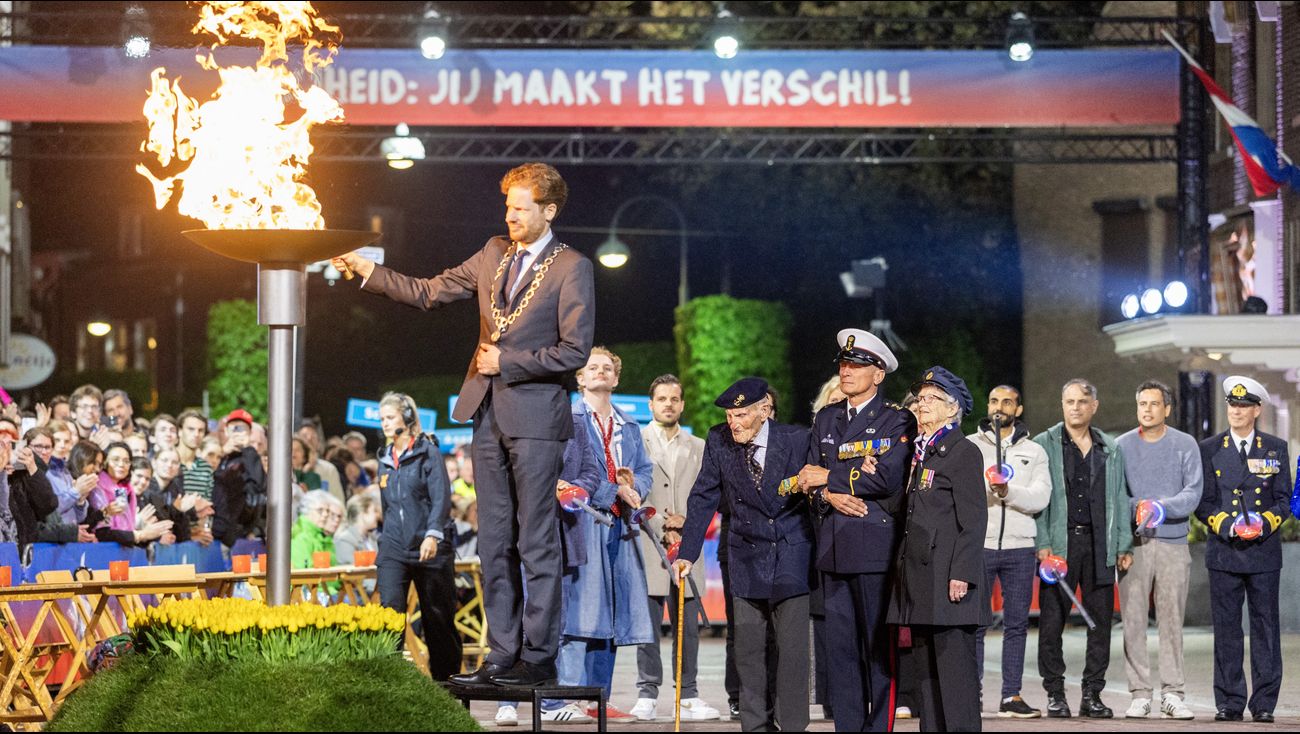 'Oogjes op half zeven': hardlopers brengen vrijheidsvuur 's nachts van Wageningen naar Almere