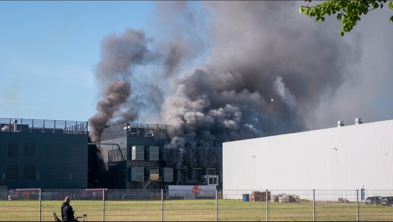 Nieuws - Grote brand bij datacenter in Almere, rookwolk boven stad zichtbaar