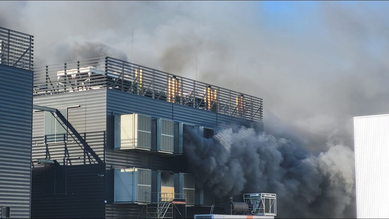 Nieuws - Brand Almere: Rook trekt over woonwijk • Blusvoertuig Lelystad Airport springt bij