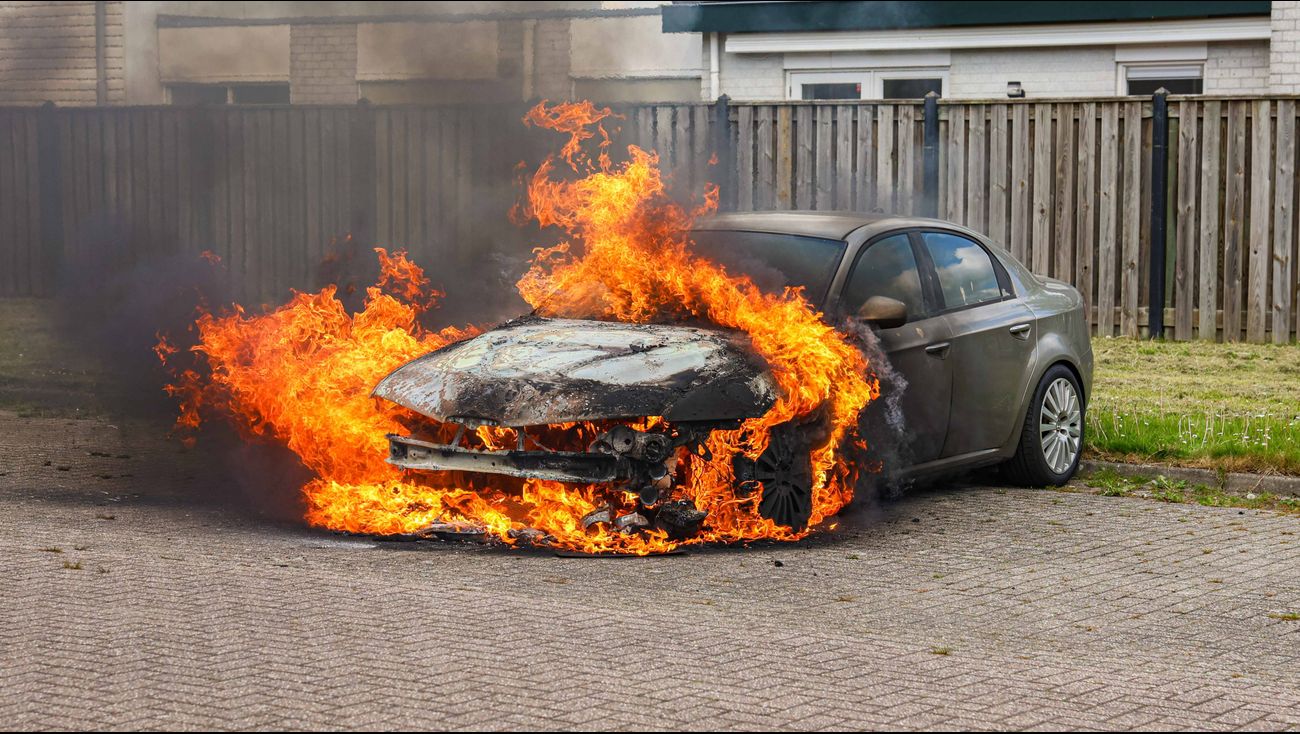 Nieuws - Proefrit eindigt in autobrand op industrieterrein Emmeloord