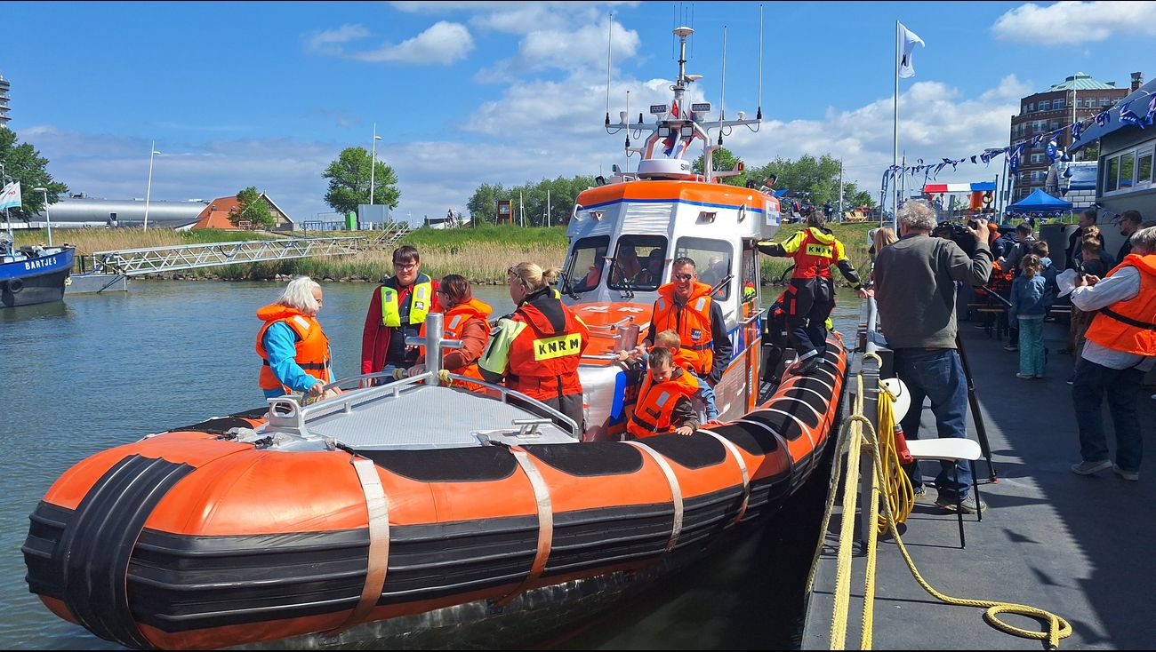 Nieuws - Reddingbootdag bij de KNRM: kijkje bij vrijwilligers die bij nacht en ontij het water op ga