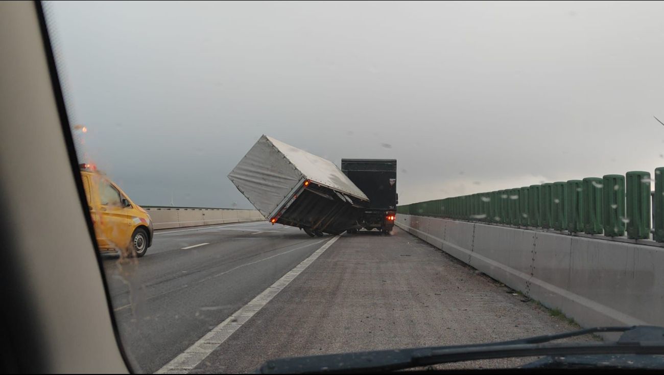 Deels omgewaaide vrachtwagen op de Ketelbrug zorgt voor urenlang vaststaand verkeer, A6 dicht naar h