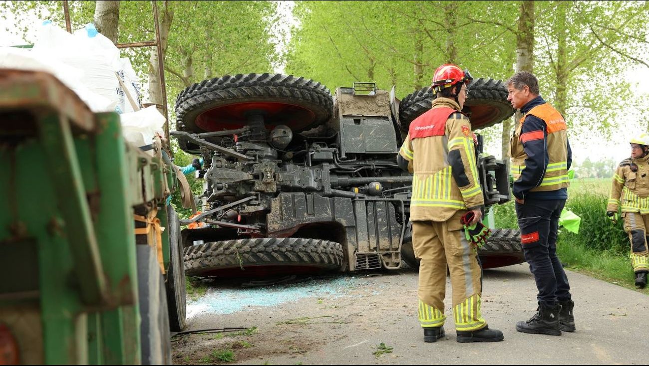 Nieuws - Tractor moet uitwijken en kantelt op Ketelmeerweg, bestuurder naar het ziekenhuis