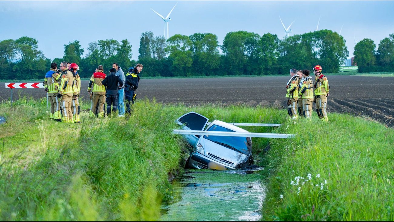 Nieuws - Hulpdiensten rukken uit voor auto in de sloot, bestuurder blijkt spoorloos