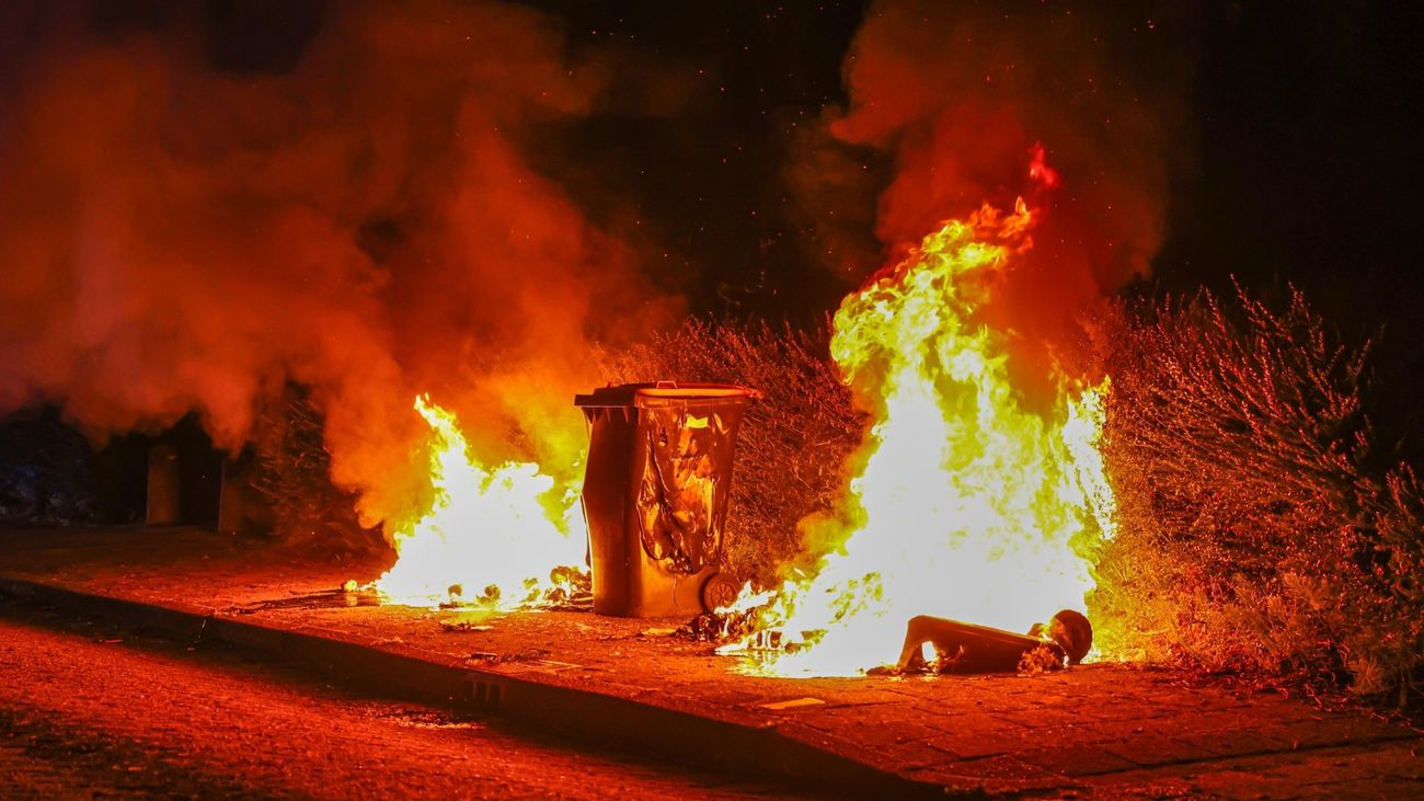 Nieuws - Kliko's in Emmeloord gaan in vlammen op: 'Sprake van brandstichting'