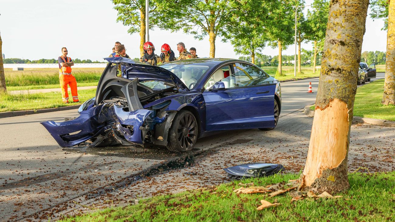 Nieuws - Tesla zwaar beschadigd na botsing tegen boom in Emmeloord