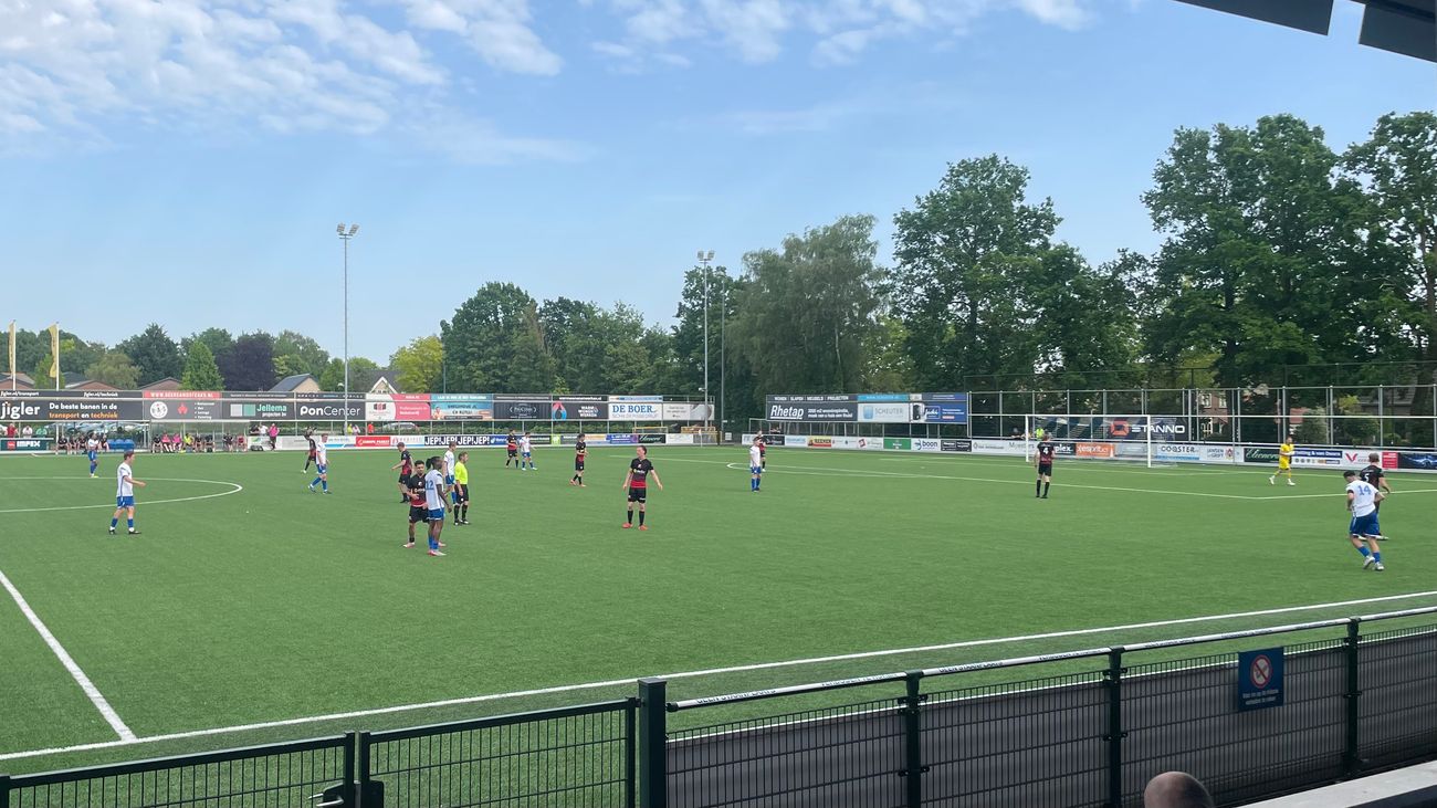 Sport - Flevo Boys wint bij SDV Barneveld en bereikt nacompetitie