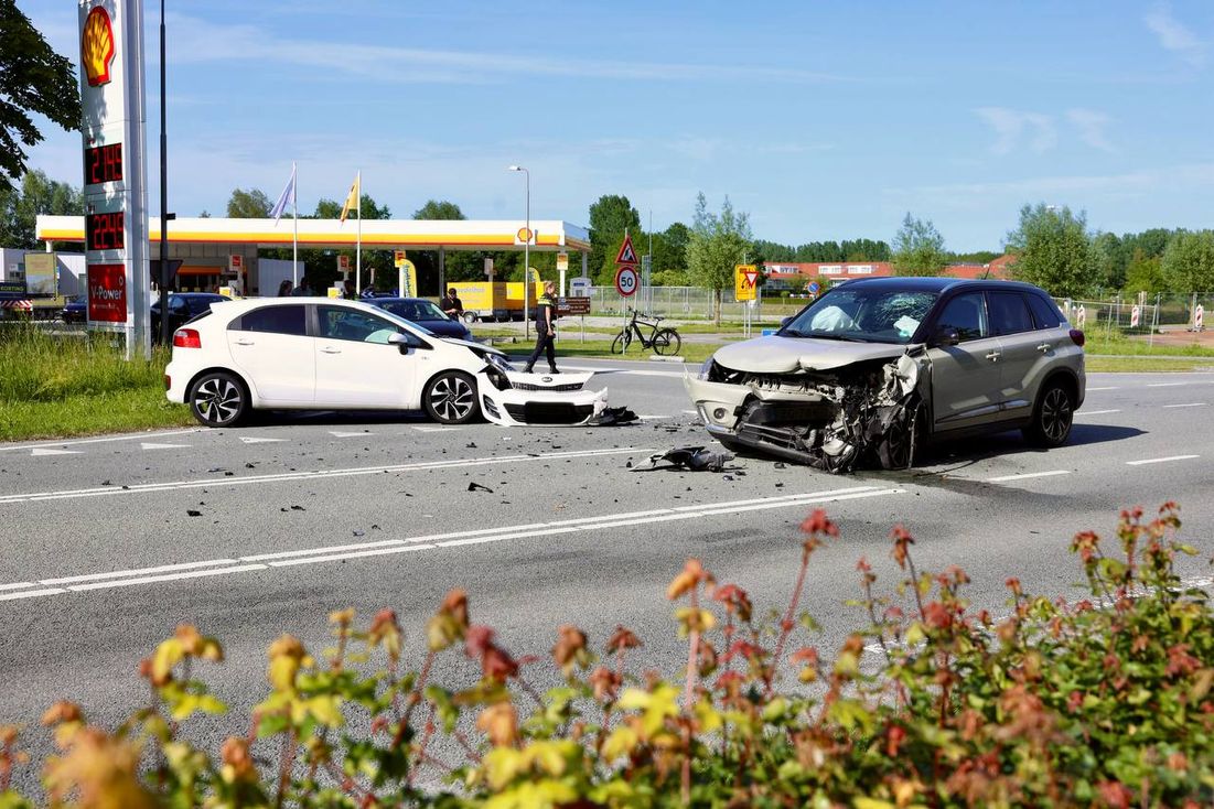 Nieuws - Auto's botsen frontaal op Muntweg Emmeloord