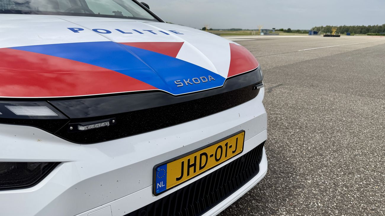Nieuws - Politie presenteert elektrische auto's én rijdende kledingwinkel