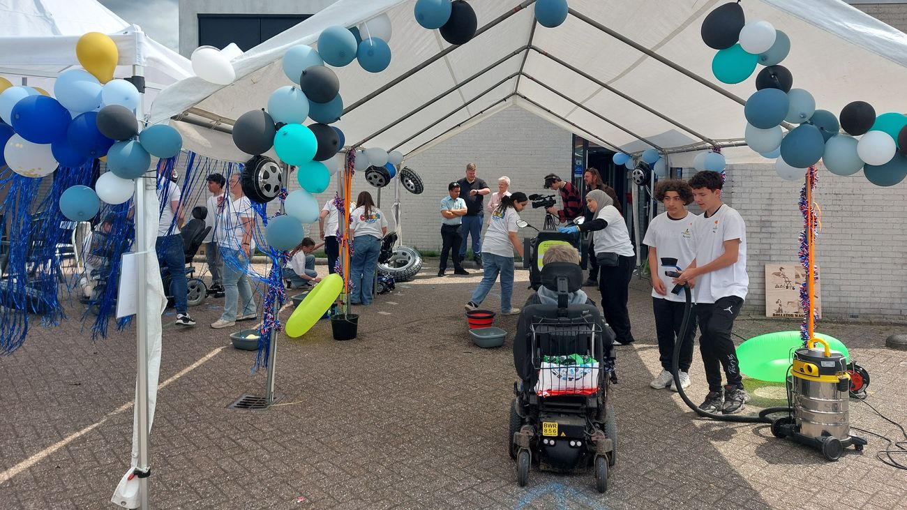 Gemist - Geen auto's, maar rollators en scootmobielen: unieke wasstraat in Almere Haven