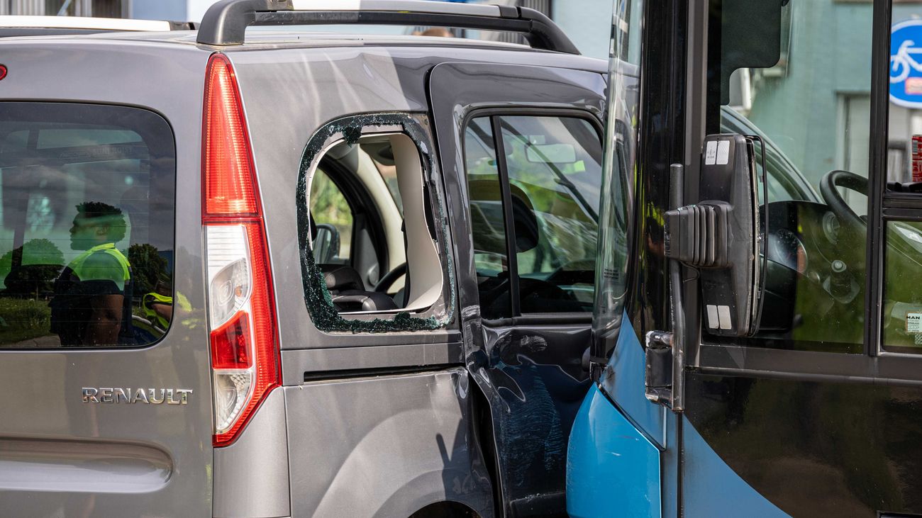 Nieuws - Passagiers en chauffeur met de schrik vrij nadat hun bus op auto botste