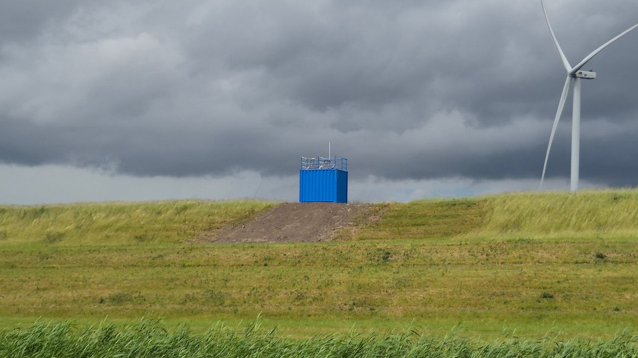 Nieuws - Waarom staat dat blauwe huisje op de dijk tussen Lelystad en de Ketelbrug?