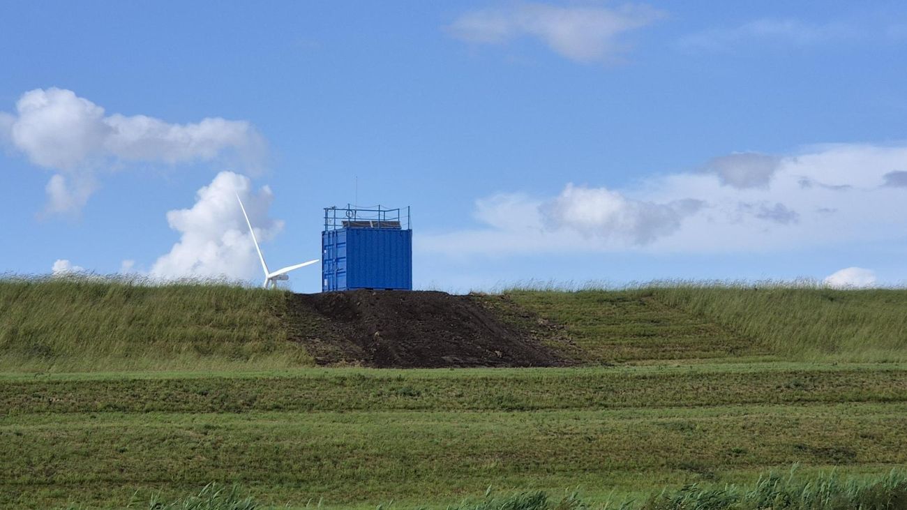 Nieuws - Waarom staat dat blauwe 'huisje' op de dijk tussen Lelystad en de Ketelbrug?