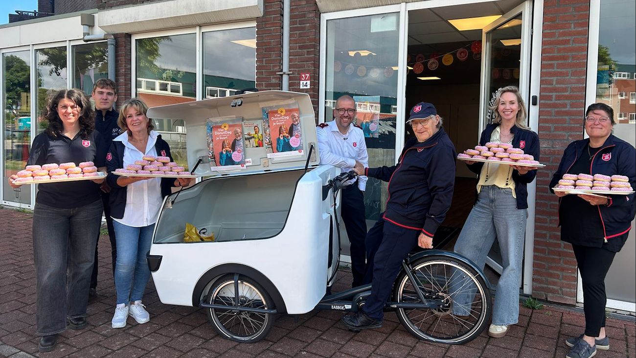 Nieuws - Leger Des Heils Lelystad deelt donuts uit op Nationale donutdag