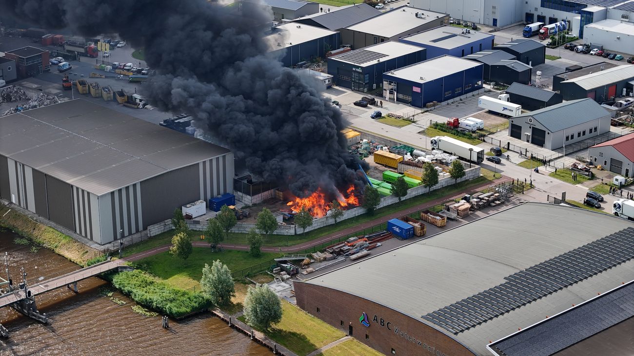 Nieuws - Rookwolken boven milieustraat Urk door brand in container, 'ramen en deuren dicht'