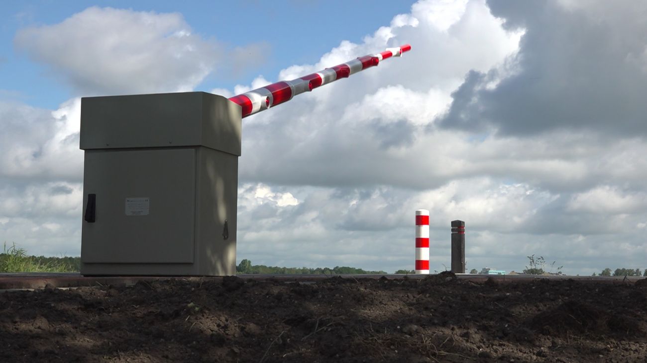 Slagboom op Kleiweg moet vanaf dinsdag einde maken aan sluipverkeer tussen Emmeloord en Marknesse