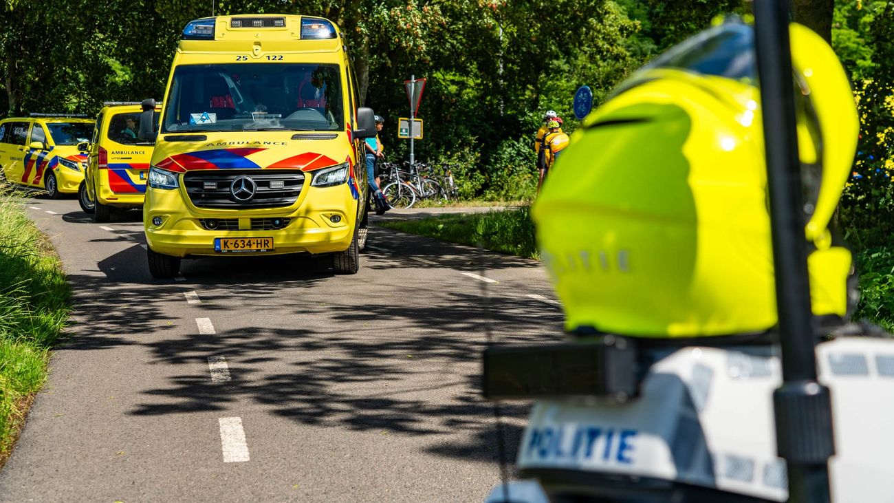 Wielrenner die hard op het asfalt smakte door een botsing moet voor behandeling naar ziekenhuis
