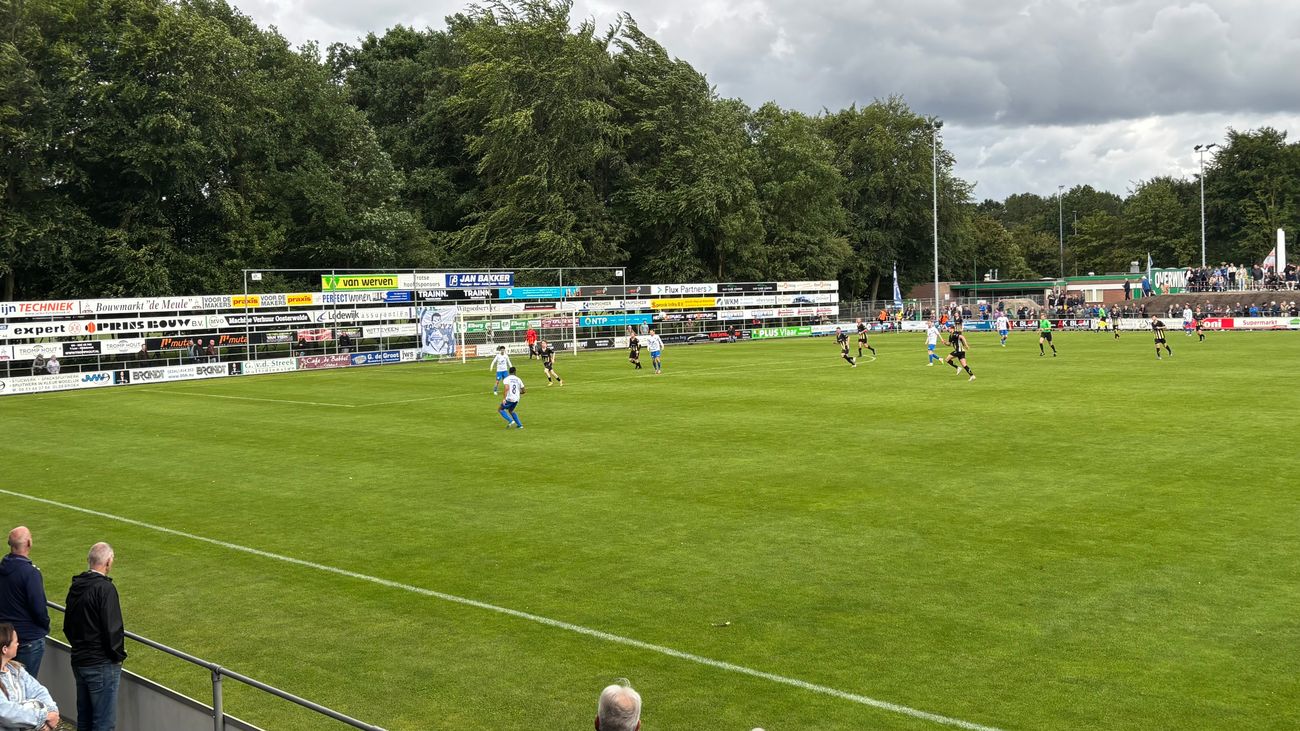 Sport - VV Zeewolde blijft in de tweede klasse door overtuigende overwinning: 4-0