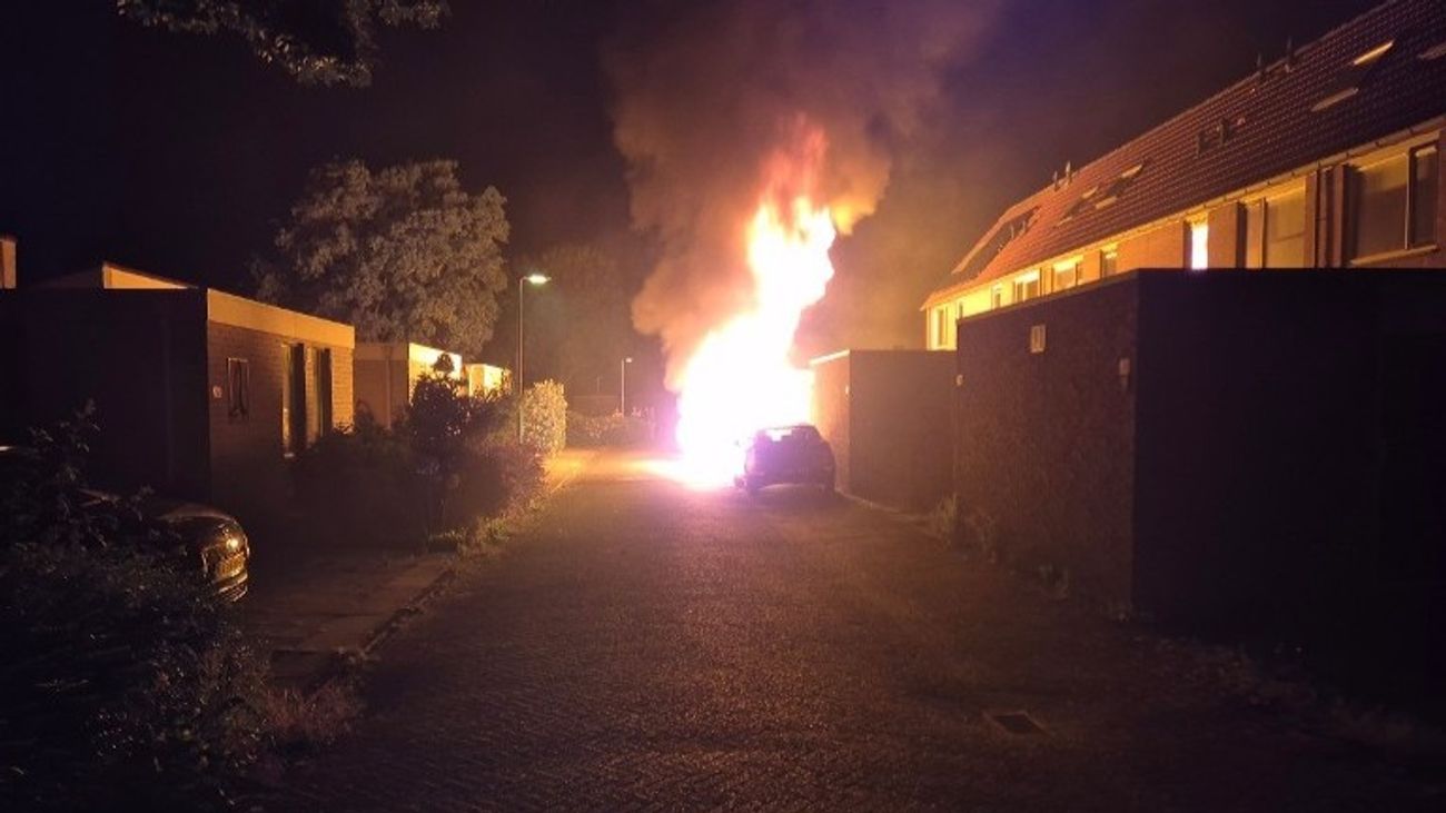Nieuws - Politie zoekt getuigen na flinke autobrand in Dronten, drie voertuigen zwaar beschadigd