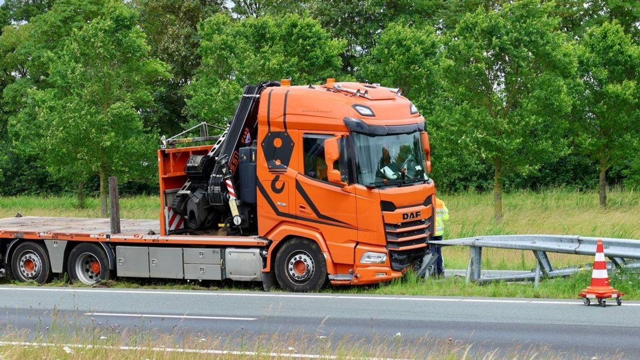 Nieuws - Vrachtwagen rijdt vangrail kapot op N50 bij Ens, weg nog uren dicht richting Kampen