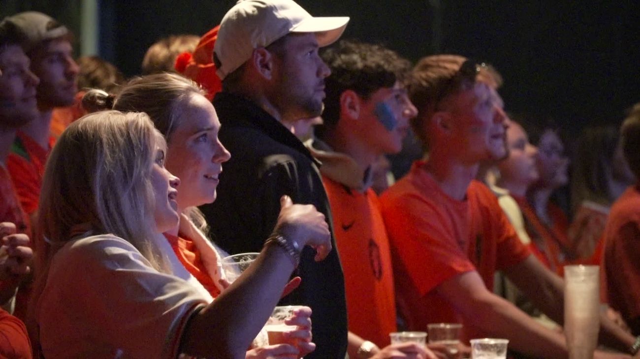Nieuws - Gelijkspel Oranje is domper, maar Ens viert toch groot dorpsfeest in tent