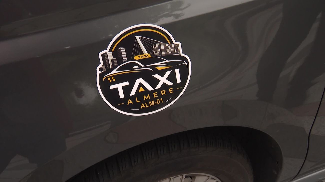 Nieuws - Taxisticker moet rust brengen op taxiplein Almere Stad