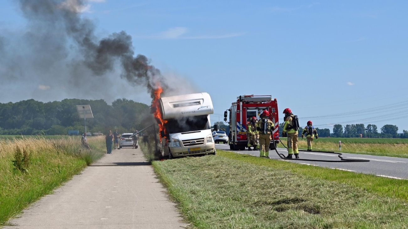 Nieuws - Camper vliegt tijdens het rijden in brand bij Dronten