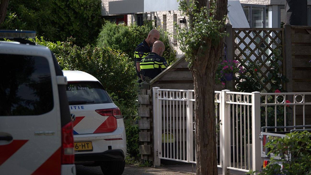 Twee gemaskerde mannen dringen woning Almere binnen en slaan met gestolen spullen op de vlucht