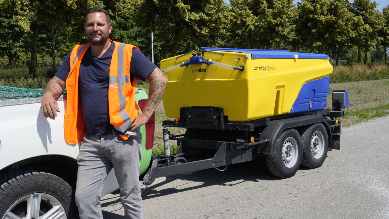 Nieuws - Het is bijna 30 graden, toch rijdt René met een strooiwagen rond