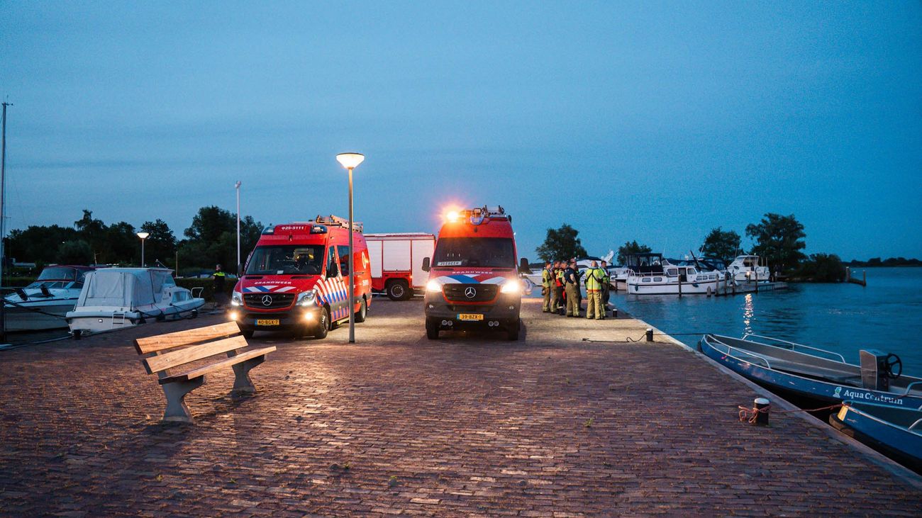 Nieuws - Hulpdiensten vinden 'vermiste' zwemmers veilig op eilandje bij Biddinghuizen