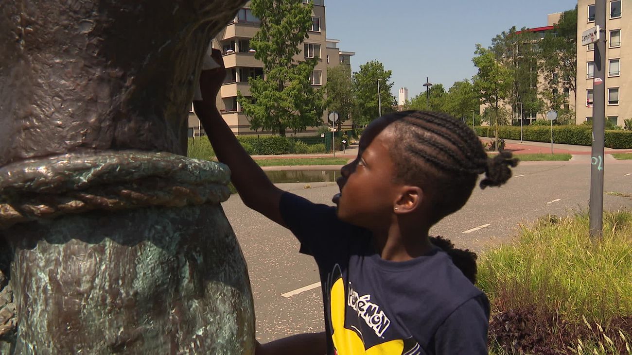 Nieuws - Kinderen poetsen in de hitte voor Keti Koti: 'Witte mensen speelden de baas'