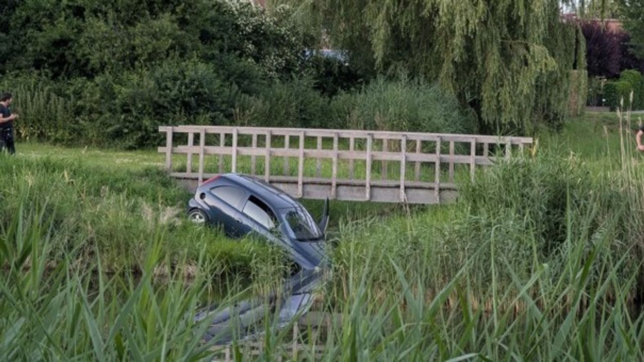 Nieuws - Automobilist vlucht voor politie en springt uit rijdende auto in Zeewolde