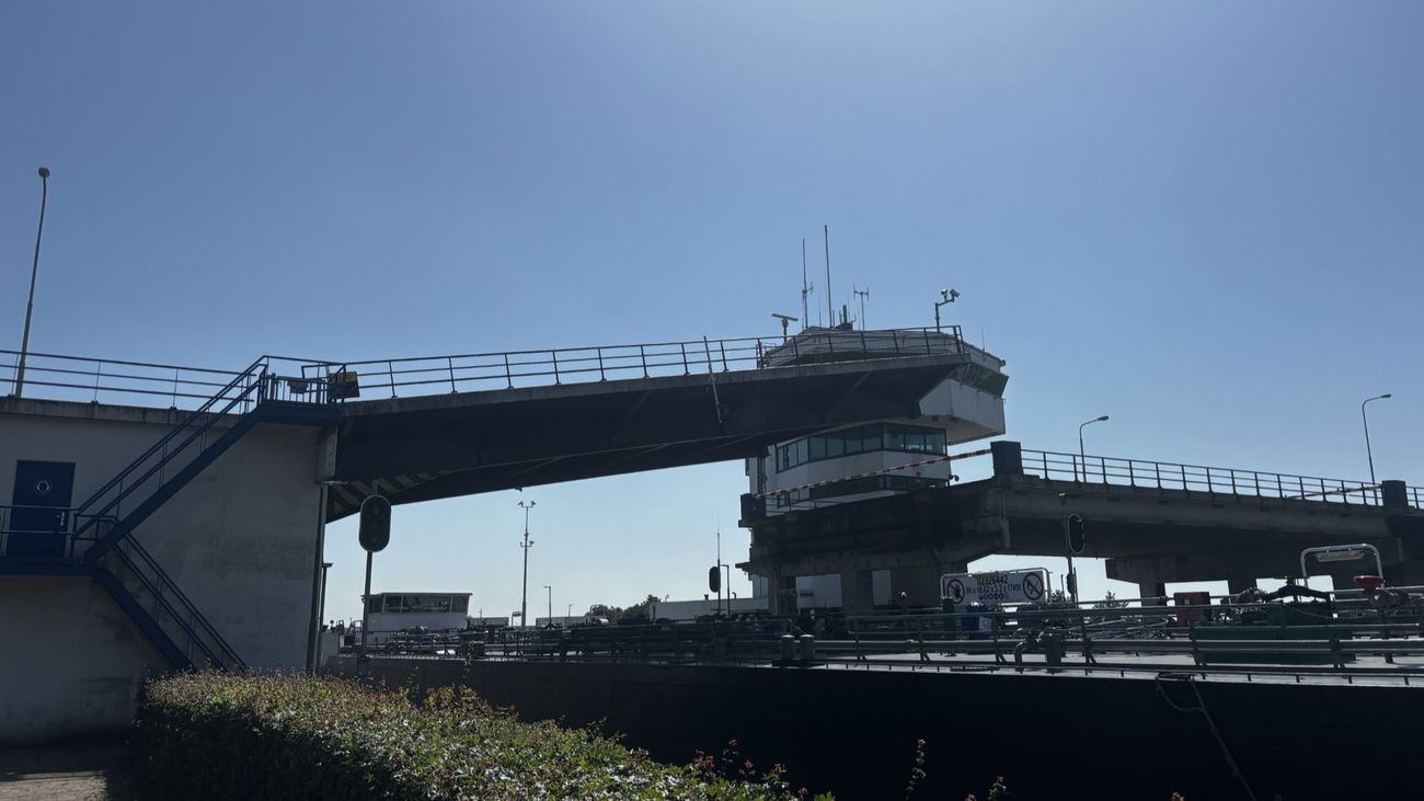 Nieuws - Brug Houtribsluizen wil niet meer dicht, verkeer beide kanten op staat vast