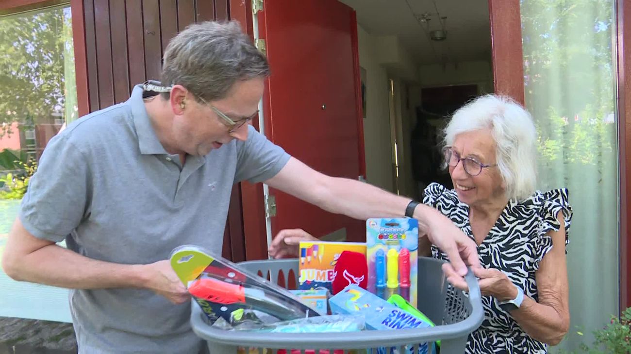 Gemist - Ria uit Zeewolde wint een mand vol zomerspullen voor op het strand