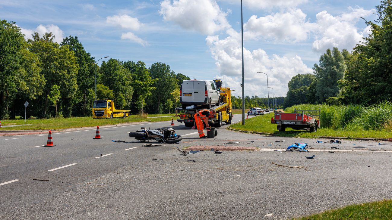 Nieuws - Motorrijder 'tientallen meters weggeslingerd' na botsing met aanhanger in Lelystad