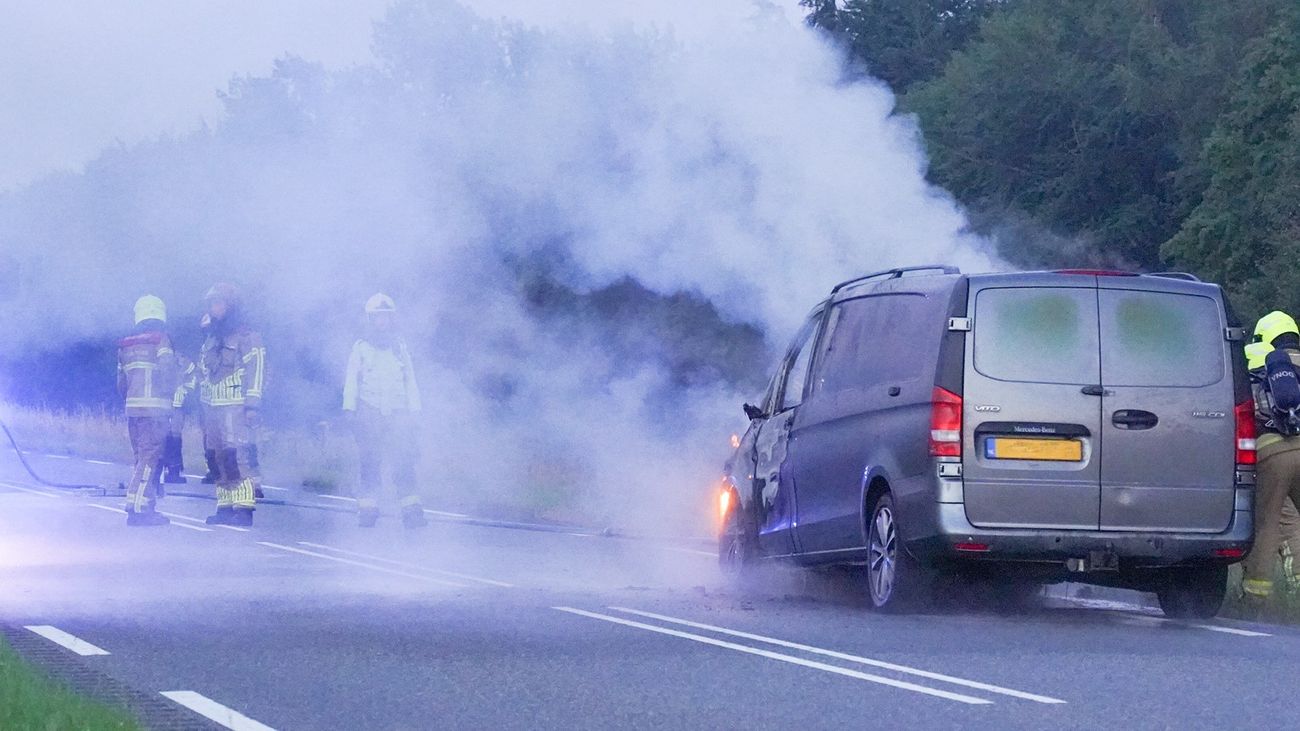 Nieuws - Bestelbus gaat in vlammen op bij Drontermeerdijk