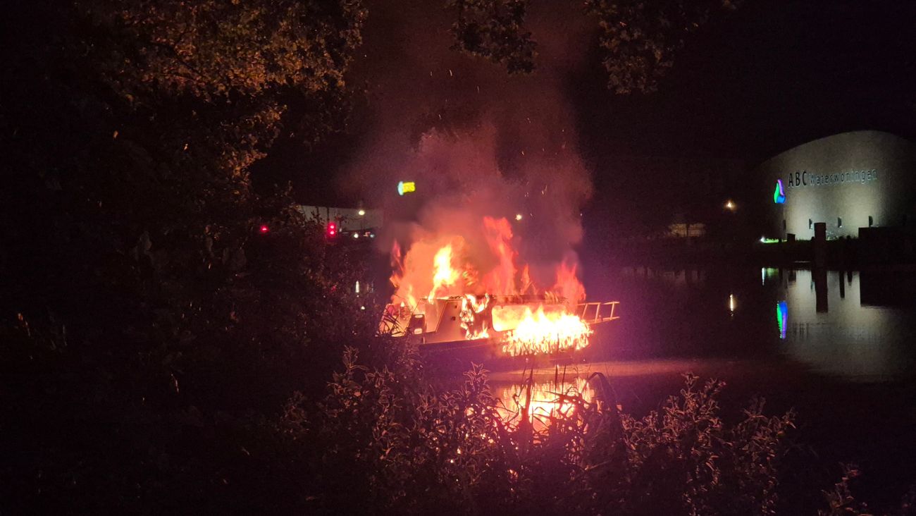Nieuws - Klein motorbootje afgebrand bij visplek Urkervaart, vermoedelijk in brand gestoken