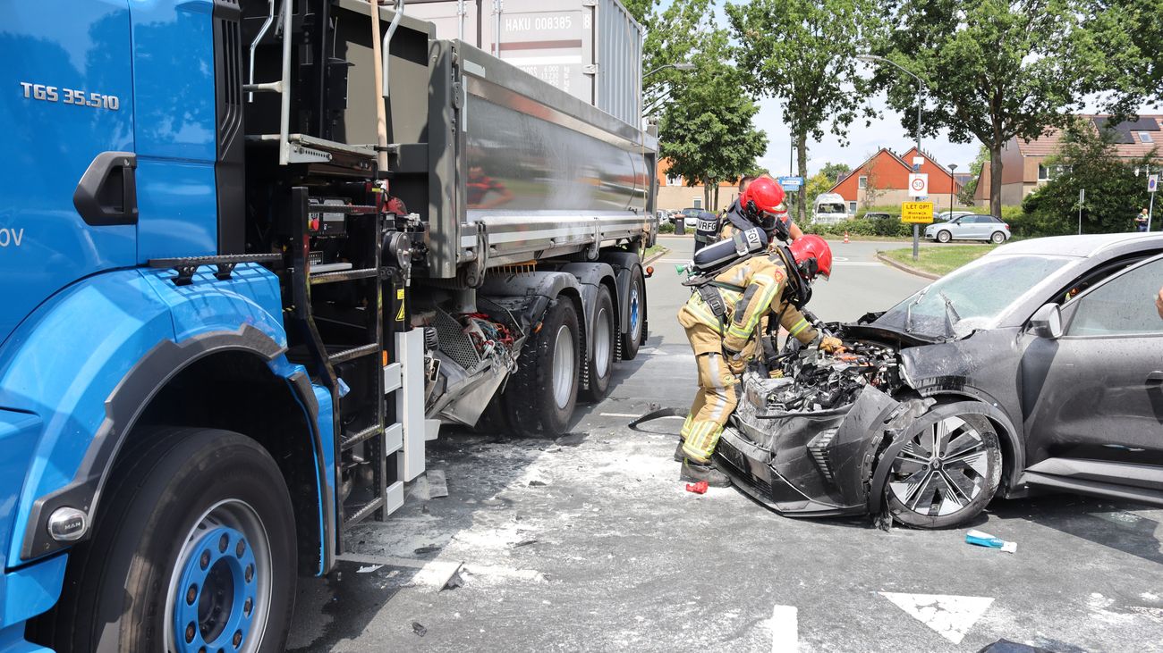 Nieuws - Omstander blust elektrische auto na botsing op de Visarenddreef