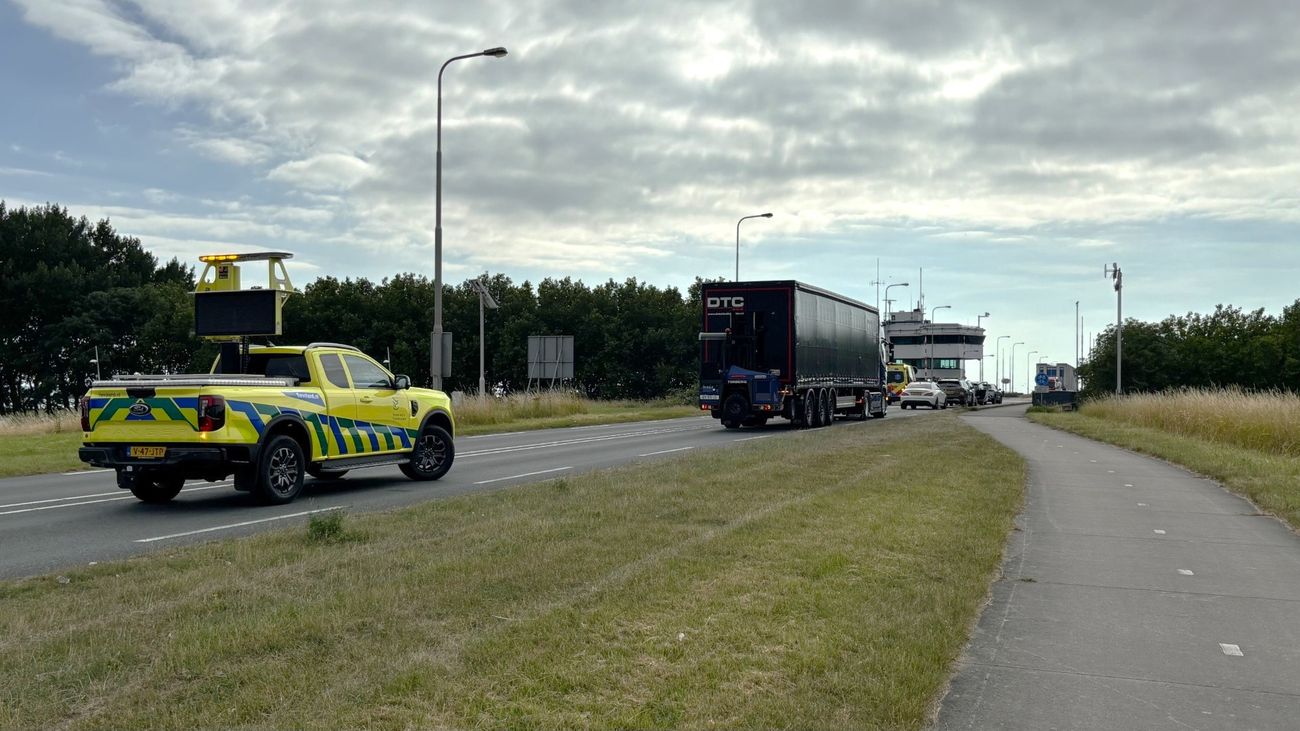 Nieuws - Markerwaarddijk enige tijd afgesloten na botsing tussen auto's