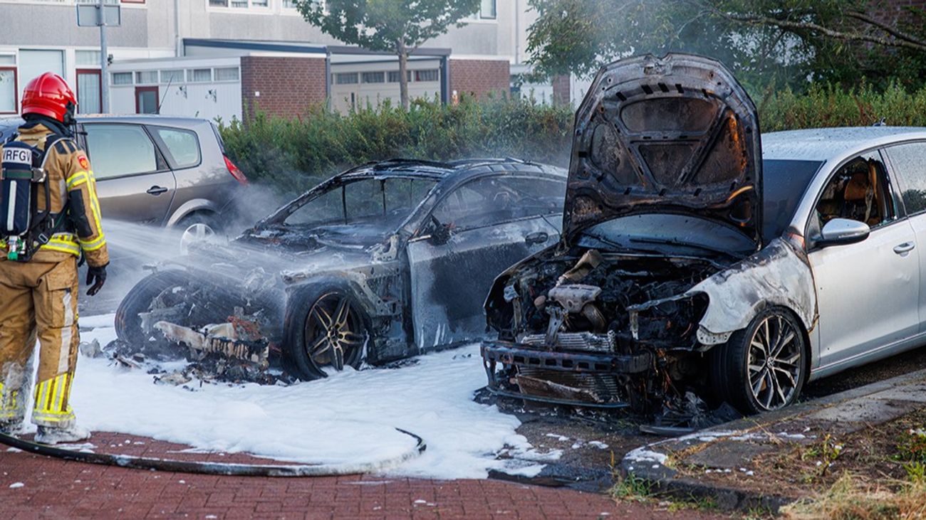 Nieuws - Twee auto's uitgebrand op parkeerplaats Atolwijk, oorzaak onbekend