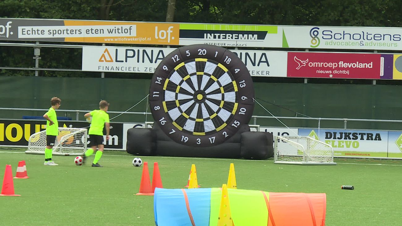 Sport - Kick-Off Voetbaldagen in Emmeloord opnieuw groot succes: 'Het gaat fantastisch'