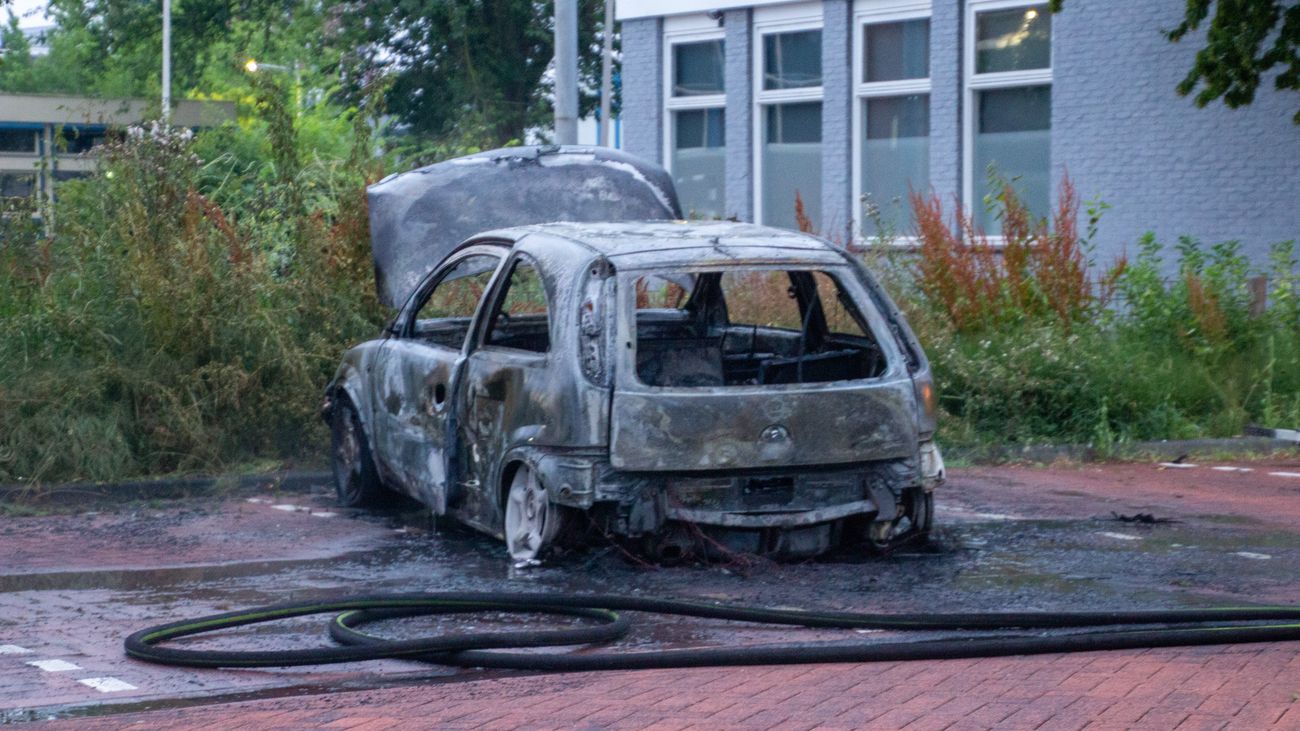 Nieuws - Auto gaat in vlammen op in Dronten
