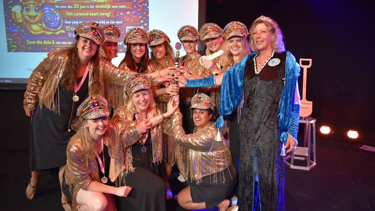 Nieuws - Vrouwen uit Marknesse blazen carnaval in het dorp na 28 jaar nieuw leven in