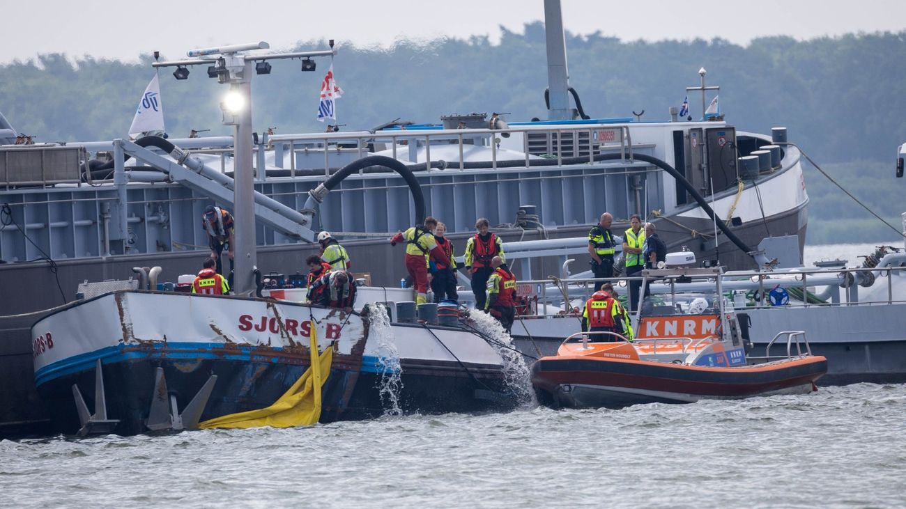Nieuws - Vrachtschip loopt averij op door nachtelijke botsing tegen Hollandse Brug